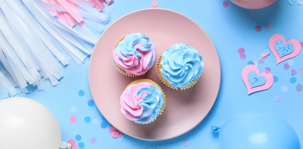 Gender reveal cupcakes met roze en blauwe frosting