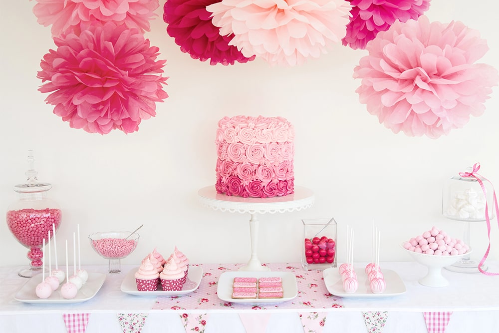 Een roze sweet table voor een babyshower